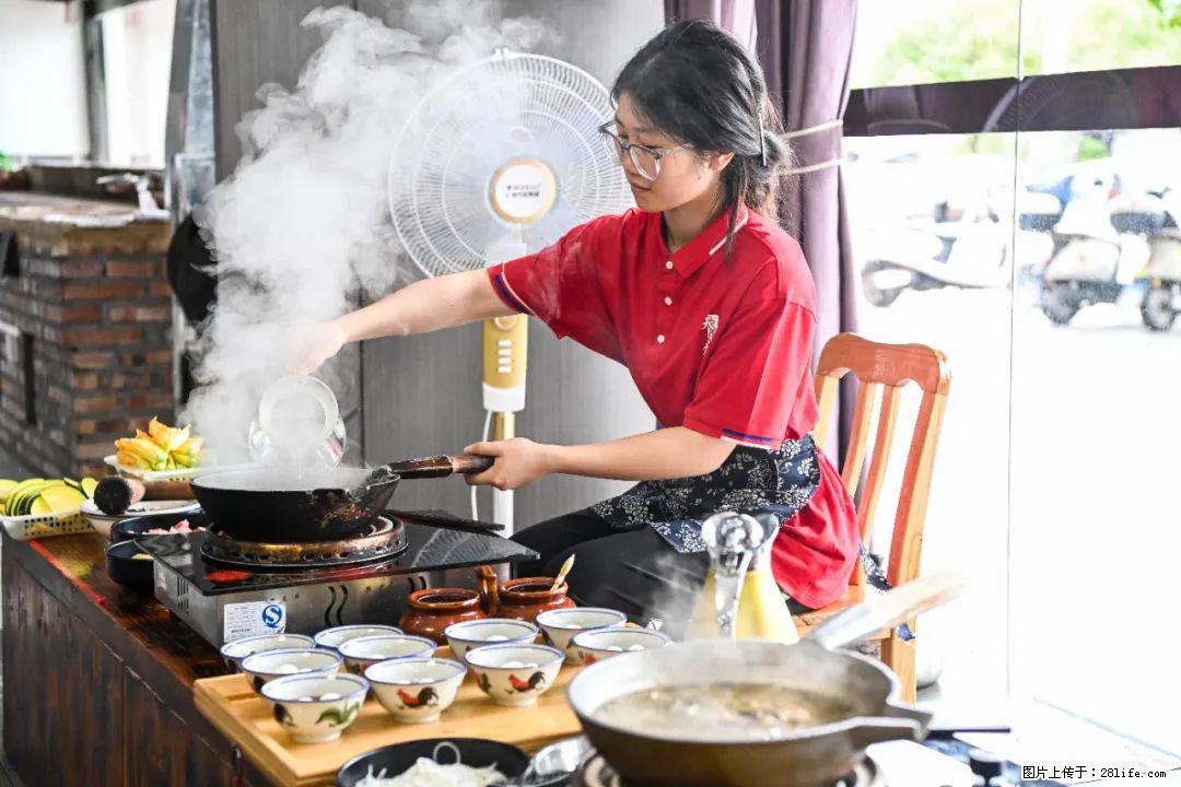 全网追的“扁担女孩”，找了一份暑假工，时薪12元 - 遵义生活资讯 - 遵义28生活网 zunyi.28life.net